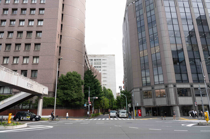 青山学院大学を左手に、進みます。