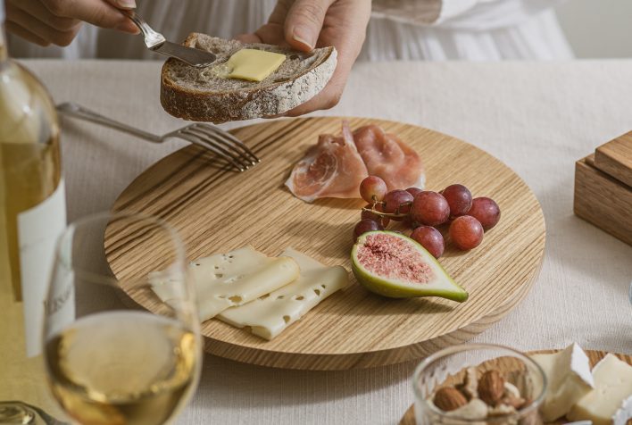 秋の休日の午後は、ささやかな贅沢を | 余白をデザインする器「タモハイプレート」