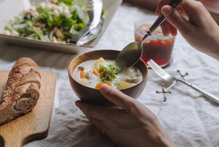 肌寒い季節の、温もり感じる食事と器 | 手元から優しさが伝わる「木製のラウンド椀」