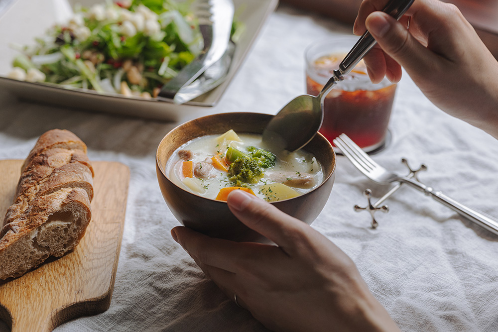 肌寒い季節の、温もり感じる食事と器 | 手元から優しさが伝わる「木製のラウンド椀」