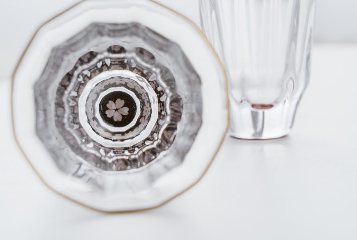 覗くだけで世界が変わる?ー螺鈿の輝きが宿る”万華鏡グラス”の秘密