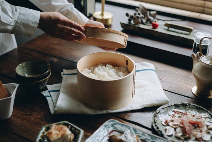 炊き立ての新米の香りを、木の温もりとともに | ひのきのわっぱおひつ